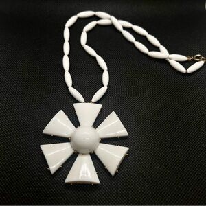 RARE VINTAGE SIGNED CROWN TRIFARI WHITE LUCITE BEADS W LARGE PENDANT‎ NECKLACE